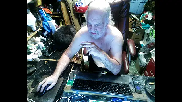 Snapshot of russtee chatting on January 16, 2026, 9:52 pm russtee online show from January 16, 2026, 9:52 pm