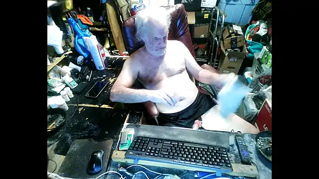 Snapshot of russtee chatting on January 15, 2026, 7:39 pm russtee online show from January 15, 2026, 7:39 pm