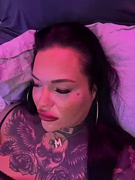 Snapshot of _MelinaCurves_ chatting on December 4, 2025, 11:37 pm MelinaCurves online show from December 4, 2025, 11:37 pm