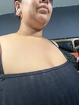 emilyjohanson online show from April 18, 2026, 9:44 am