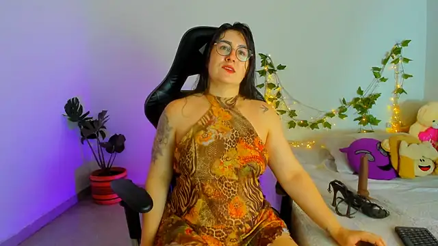 Snapshot of Susan_Foxx chatting on June 12, 2026, 7:11 pm Susan Foxx online show from June 12, 2026, 7:11 pm