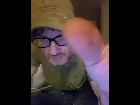 ROBERT0516 online show from June 24, 2026, 5:06 am