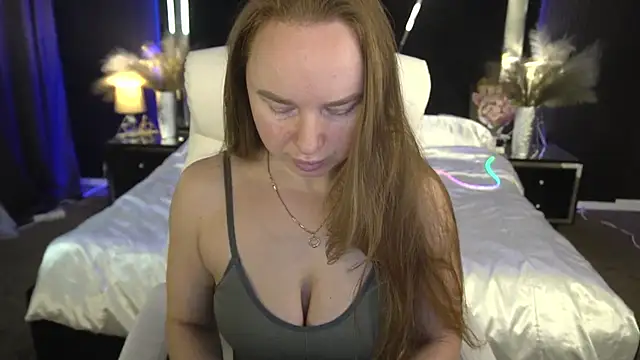 MiaRedFox online show from November 21, 2025, 6:34 am