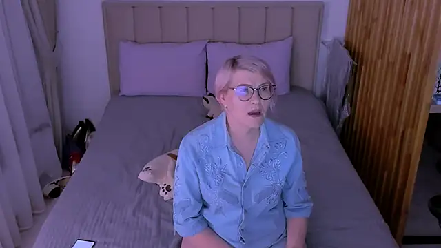 sabrinamacmarren online show from March 13, 2026, 6:35 pm