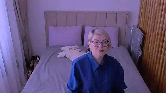 sabrinamacmarren online show from March 28, 2026, 9:32 am