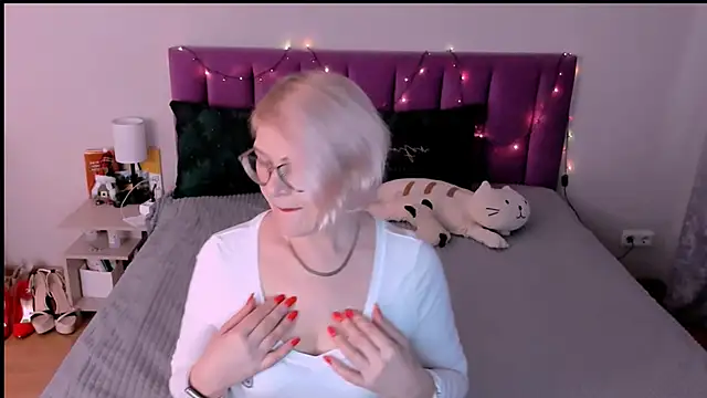 sabrinamacmarren online show from December 16, 2025, 11:58 am