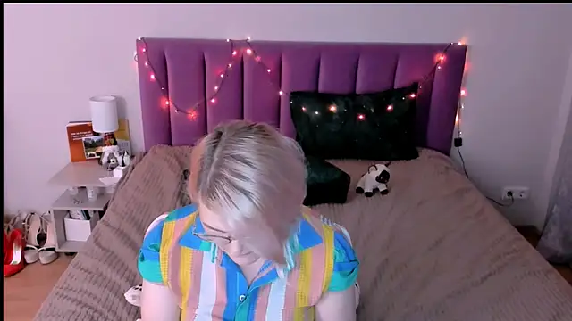 sabrinamacmarren online show from December 13, 2025, 8:04 pm