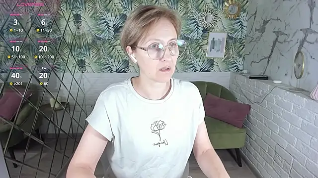 Paris Cherry online show from December 14, 2025, 8:03 pm