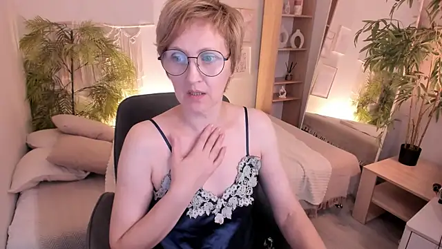 Paris Cherry online show from August 4, 2026, 6:23 pm