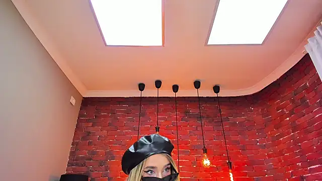 ChristynaRoss online show from November 28, 2025, 8:20 pm