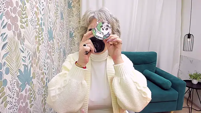 Snapshot of EvelynJoyful chatting on February 6, 2026, 5:14 am EvelynJoyful online show from February 6, 2026, 5:14 am