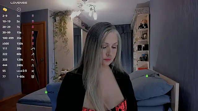 SweetLanna online show from April 19, 2026, 8:55 pm