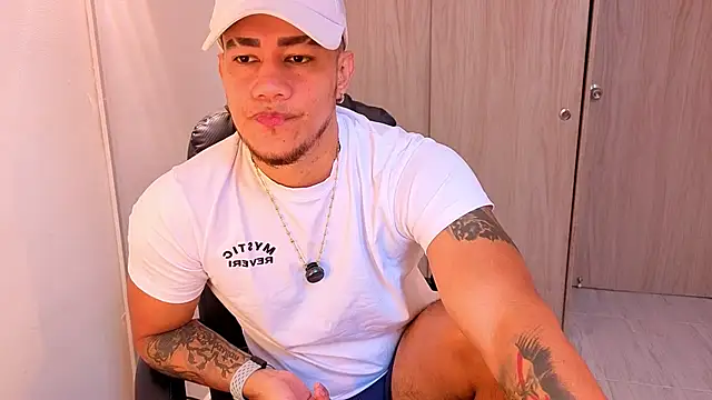 CRAZYBOYLOVE online show from March 11, 2026, 12:32 pm