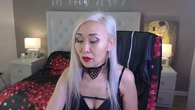 Snapshot of RoxalanaStar chatting on October 7, 2025, 8:54 pm RoxalanaStar online show from October 7, 2025, 8:54 pm