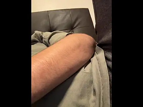 Snapshot of Thom422 chatting on November 18, 2025, 6:06 am Thom422 online show from November 18, 2025, 6:06 am