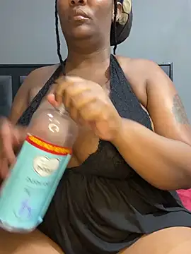 Snapshot of Sexycandyxxx chatting on February 24, 2026, 11:27 pm Sexycandyxxx online show from February 24, 2026, 11:27 pm