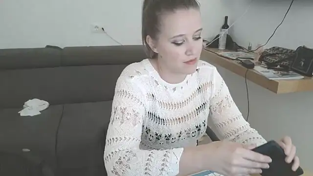 Neonstar online show from April 16, 2026, 8:53 pm