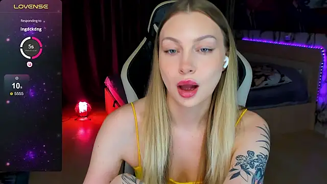 Snapshot of BiMolly chatting on October 19, 2025, 3:26 pm BiMolly online show from October 19, 2025, 3:26 pm