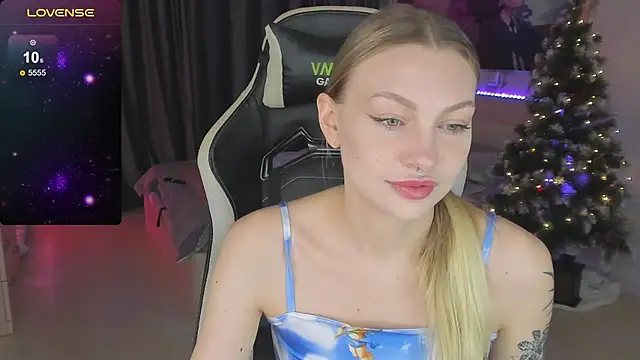 Snapshot of BiMolly chatting on February 10, 2025, 1:35 am BiMolly online show from February 10, 2025, 1:35 am