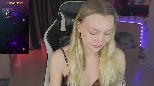 Snapshot of BiMolly chatting on March 7, 2025, 8:44 pm BiMolly online show from March 7, 2025, 8:44 pm