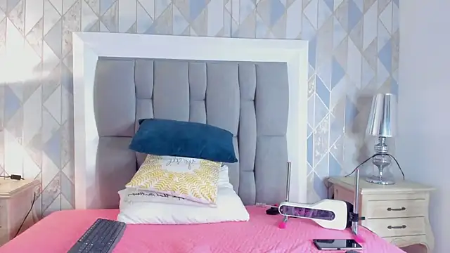 Princsgirl  online show from February 8, 2026, 7:22 pm