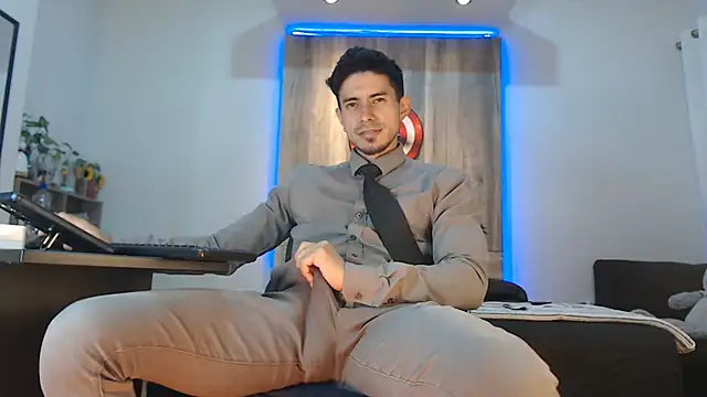 Andrew 4  online show from November 11, 2025, 2:39 am