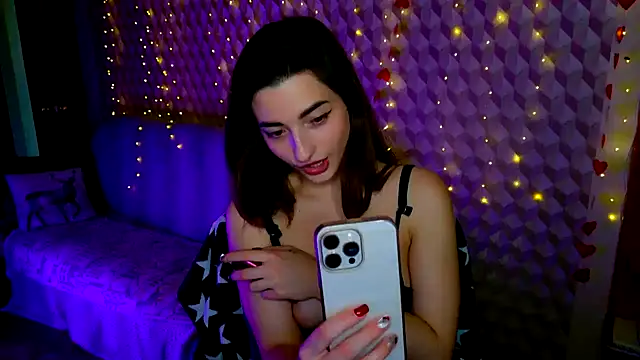 GoldieHoshie online show from March 19, 2025, 9:28 am