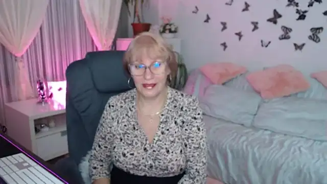 Ghertrude52 online show from November 12, 2025, 4:05 am