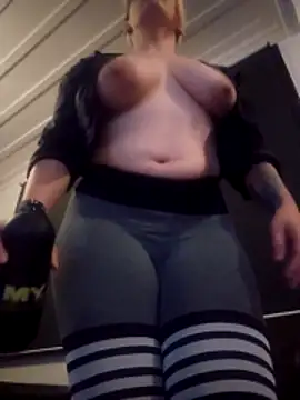 Snapshot of PinkTheHawk chatting on February 21, 2026, 7:32 am PinkTheHawk online show from February 21, 2026, 7:32 am