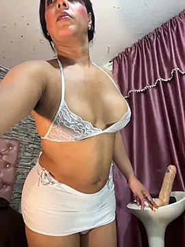 Snapshot of Newshantal_ chatting on June 1, 2026, 6:35 am Newshantal online show from June 1, 2026, 6:35 am
