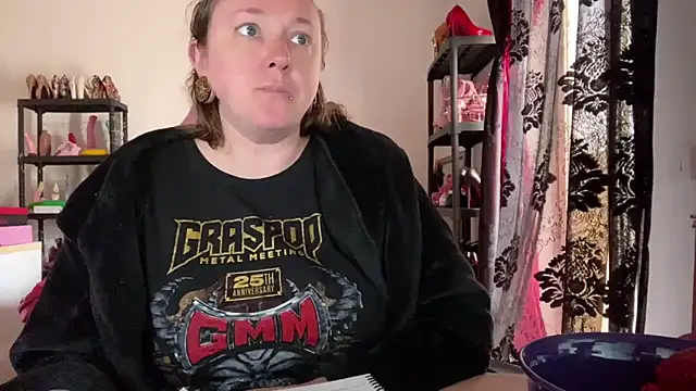 kisicaxx online show from April 12, 2026, 1:36 pm