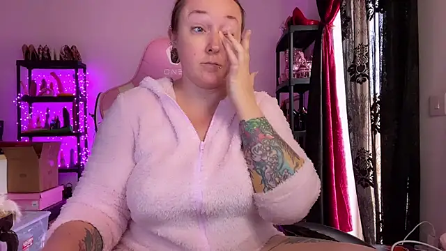 kisicaxx online show from November 17, 2025, 1:59 pm