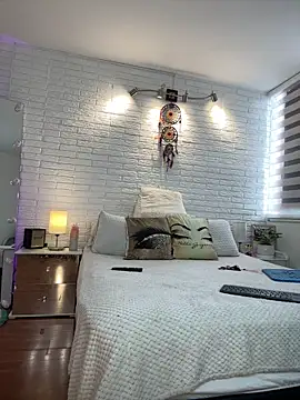 hollythomson online show from February 6, 2026, 6:37 pm