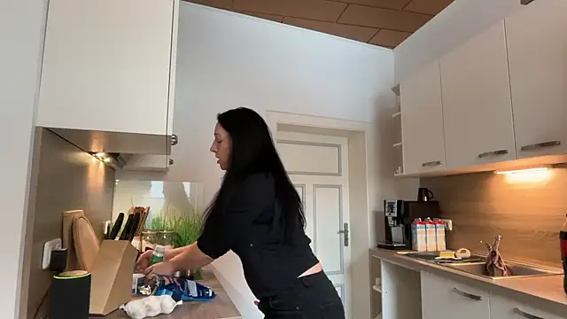 Snapshot of Viola_Beck chatting on February 14, 2026, 12:27 pm Viola Beck online show from February 14, 2026, 12:27 pm