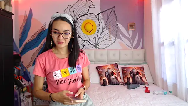 LinzyBaner online show from December 11, 2024, 9:34 pm