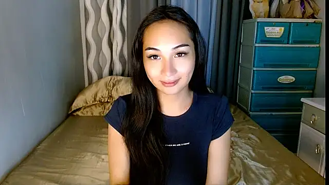 Snapshot of SweetLilly_18 chatting on June 1, 2026, 7:08 am SweetLilly 18 online show from June 1, 2026, 7:08 am