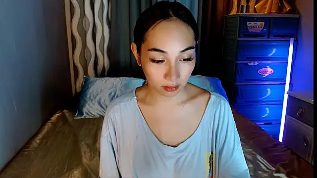Snapshot of SweetLilly_18 chatting on May 24, 2026, 4:12 am SweetLilly 18 online show from May 24, 2026, 4:12 am
