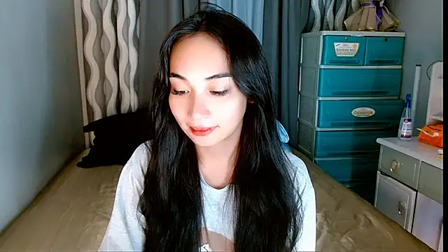 Snapshot of SweetLilly_18 chatting on May 25, 2026, 4:34 am SweetLilly 18 online show from May 25, 2026, 4:34 am