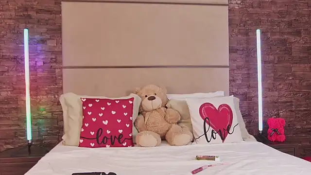 ErinHart online show from February 25, 2025, 9:04 pm