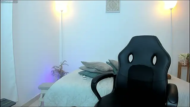 alejandrarosse   online show from October 23, 2025, 8:51 pm