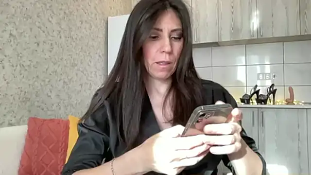 HotyWinter online show from April 15, 2026, 4:29 am