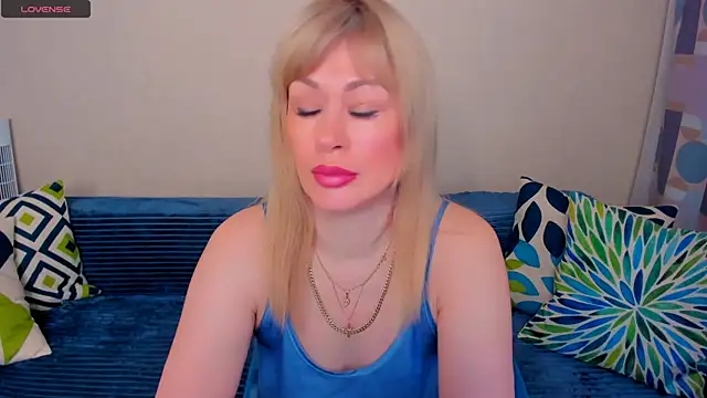 Snapshot of EllenMoore chatting on May 9, 2026, 3:10 am EllenMoore online show from May 9, 2026, 3:10 am