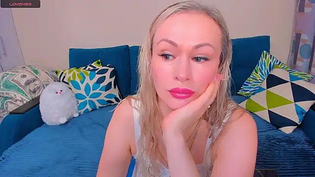 EllenMoore online show from November 14, 2025, 3:10 am