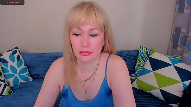 Snapshot of EllenMoore chatting on June 5, 2026, 3:22 am EllenMoore online show from June 5, 2026, 3:22 am