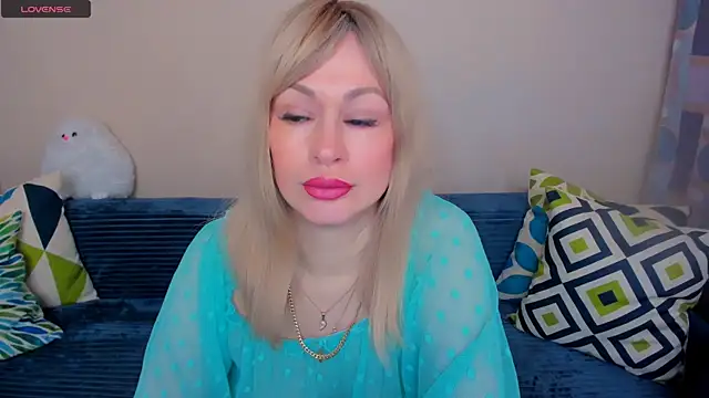 Snapshot of EllenMoore chatting on May 2, 2026, 3:12 am EllenMoore online show from May 2, 2026, 3:12 am
