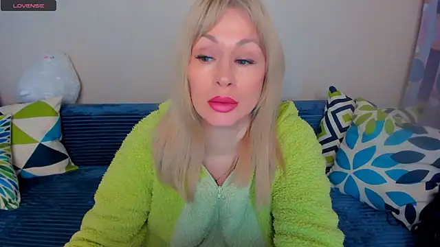 Snapshot of EllenMoore chatting on April 29, 2026, 3:11 am EllenMoore online show from April 29, 2026, 3:11 am