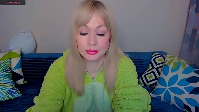 Snapshot of EllenMoore chatting on April 28, 2026, 3:11 am EllenMoore online show from April 28, 2026, 3:11 am