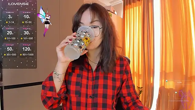 Snapshot of azure_moon2 chatting on October 6, 2025, 9:32 am azure moon2 online show from October 6, 2025, 9:32 am