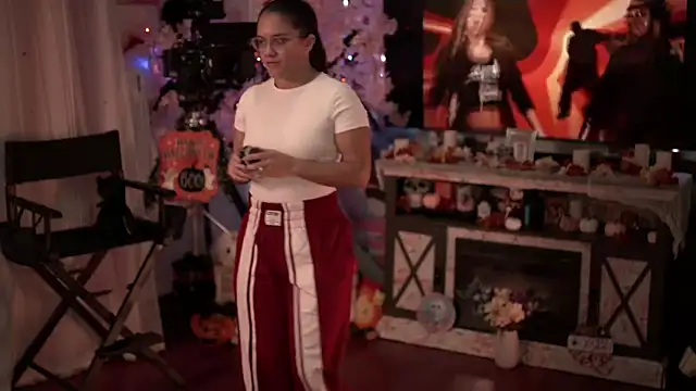 Nikki Torres online show from November 6, 2025, 1:53 am