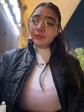 vaneelee online show from April 20, 2026, 11:28 pm